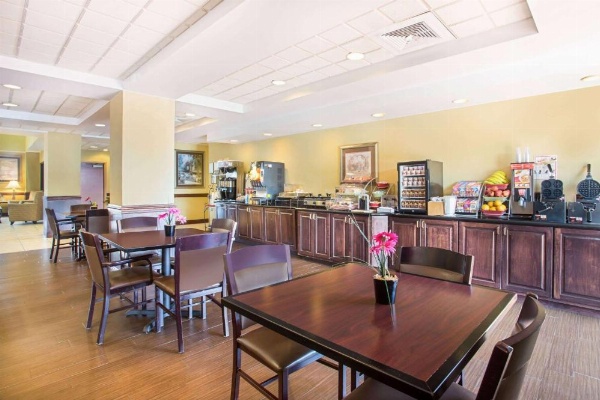 Holiday Inn Express Mobile I 65 image 21