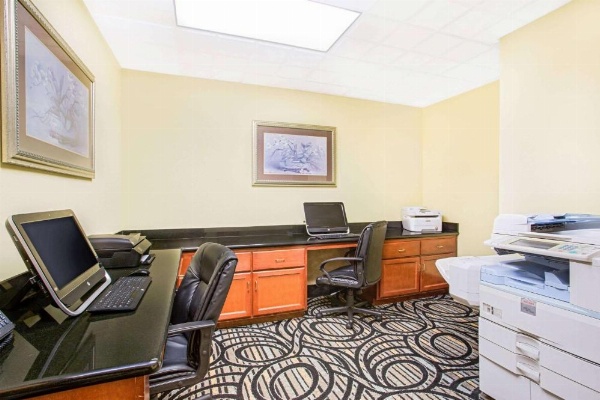 Holiday Inn Express Mobile I 65 image 24
